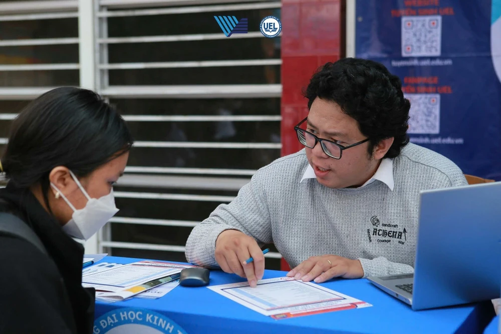 Trường ĐH Kinh tế - Luật điểm sàn