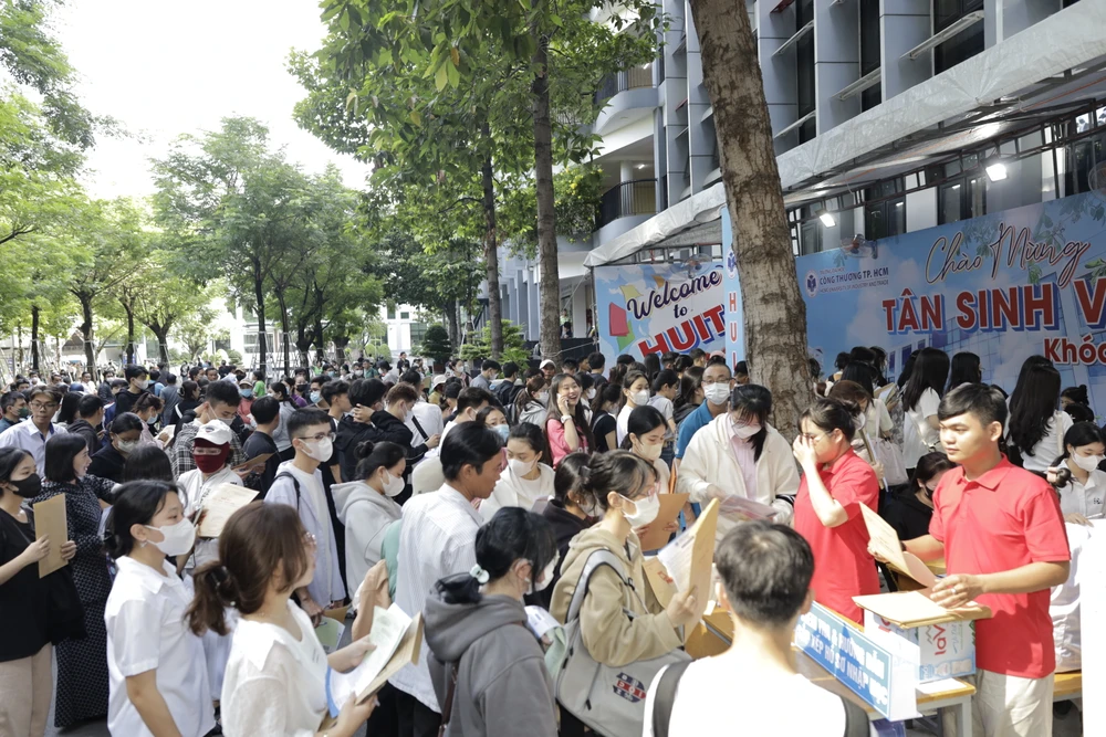 tan-sinh-vien-thu-tuc-nhap-hoc (10).JPG