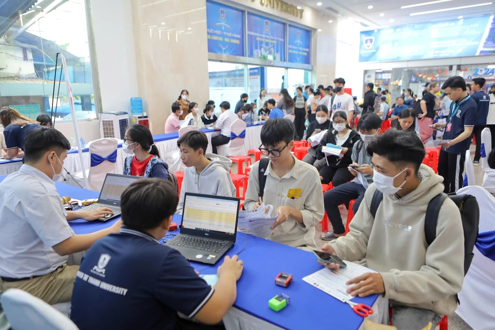 tan-sinh-vien-thu-tuc-nhap-hoc (2).jpg