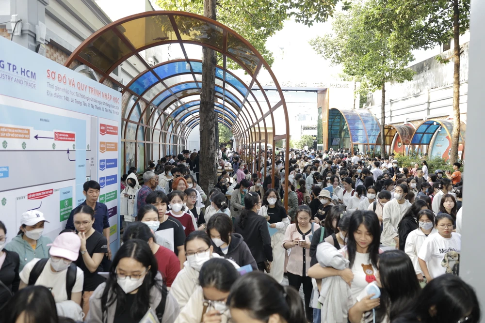 tan-sinh-vien-thu-tuc-nhap-hoc (6).JPG