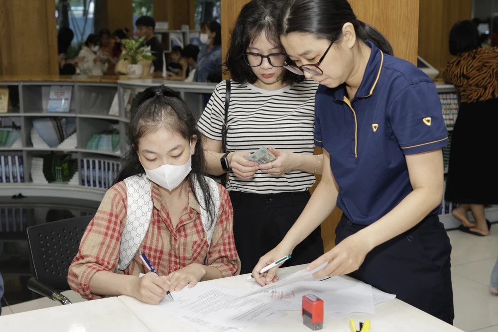 tan-sinh-vien-thu-tuc-nhap-hoc (8).JPG