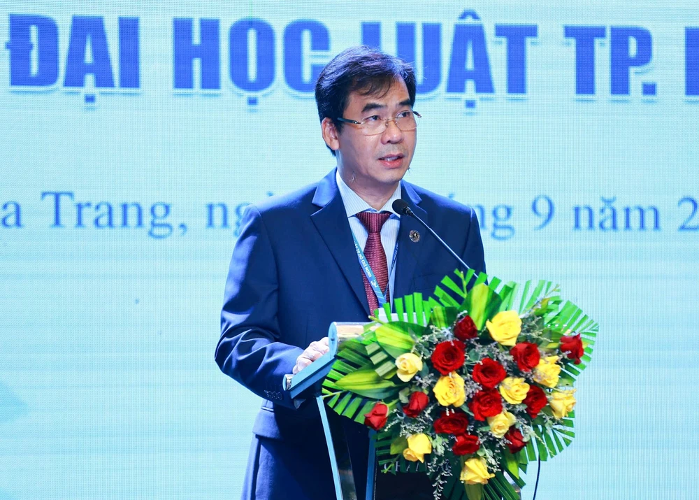 truong-dh-luat-tp (1).jpg