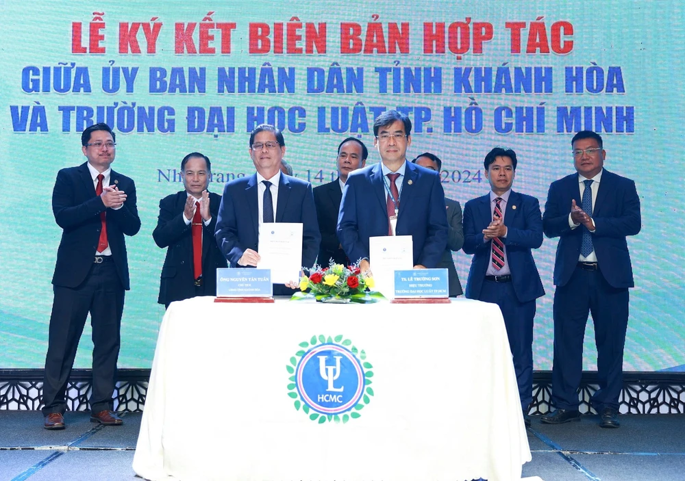 Trường ĐH Luật TP.HCM và UBND tỉnh Khánh Hòa thực hiện ký kết hợp tác