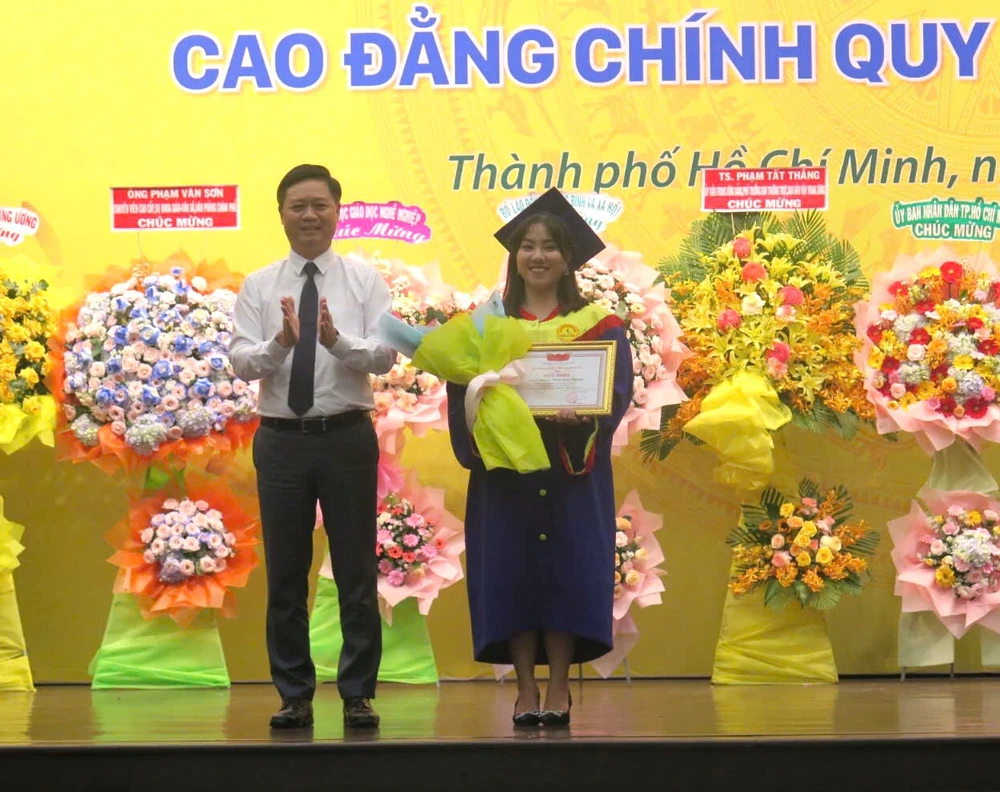 nhan-hoc-bong-truong-nghe (1).jpg