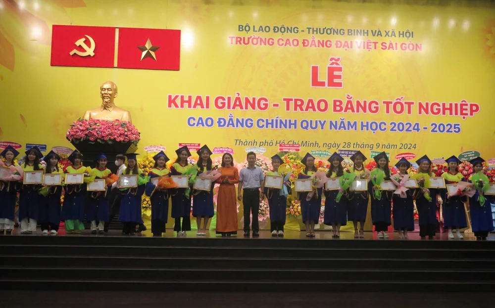 Sinh viên nhận học bổng khuyến khích học tập