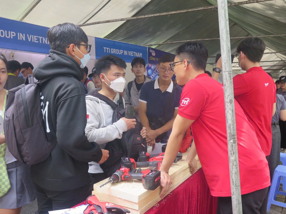 sinh-vien-truong-dh-bach-khoa-tphcm-viec-lam (1).jpg