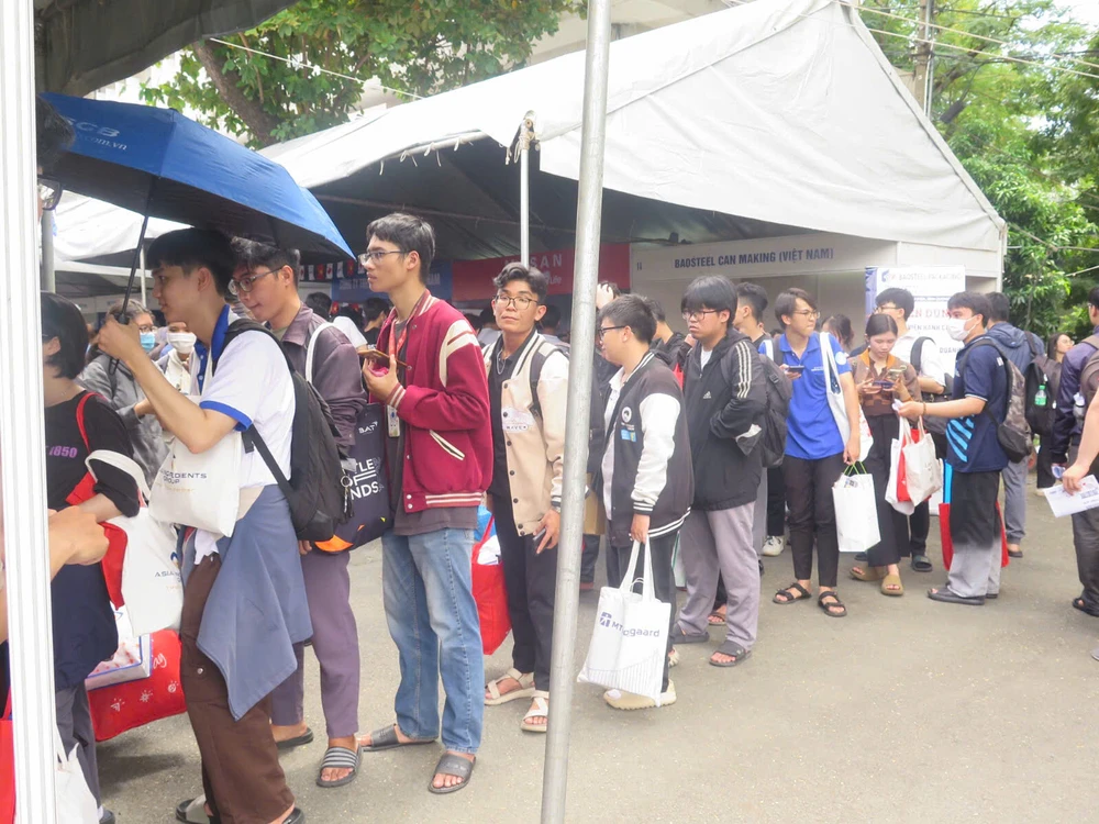 sinh-vien-truong-dh-bach-khoa-tphcm-viec-lam (3).jpg