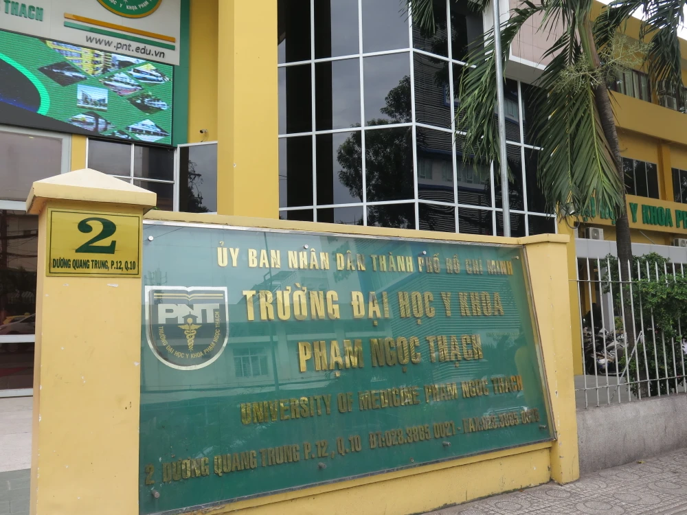 Thu học phí sai quy định