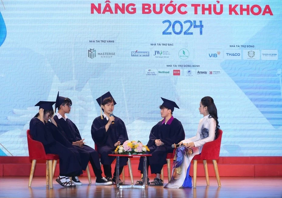 Thủ khoa đại học nhận học bổng 2024