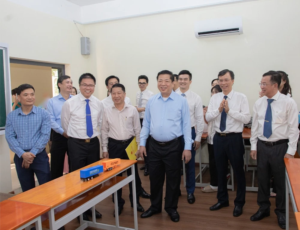 truong-dh-giao-thong-van-tai-tp-hcm (2).jpg