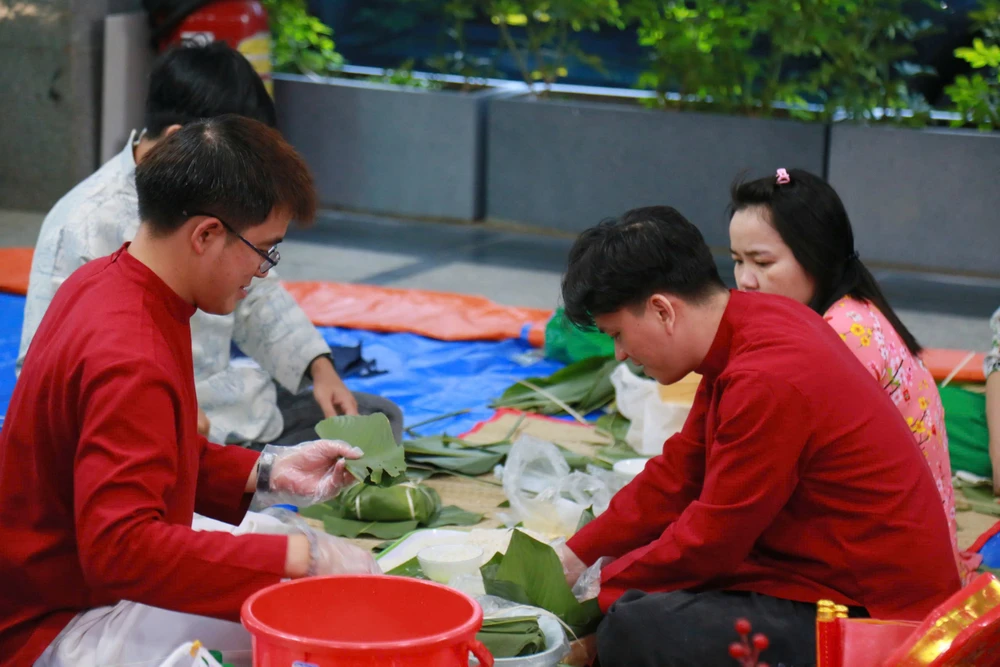 truong-dh-luat-tp-hcm-thuong-tet (1).jpg