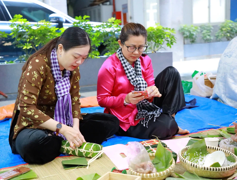 truong-dh-luat-tp-hcm-thuong-tet (2).jpg