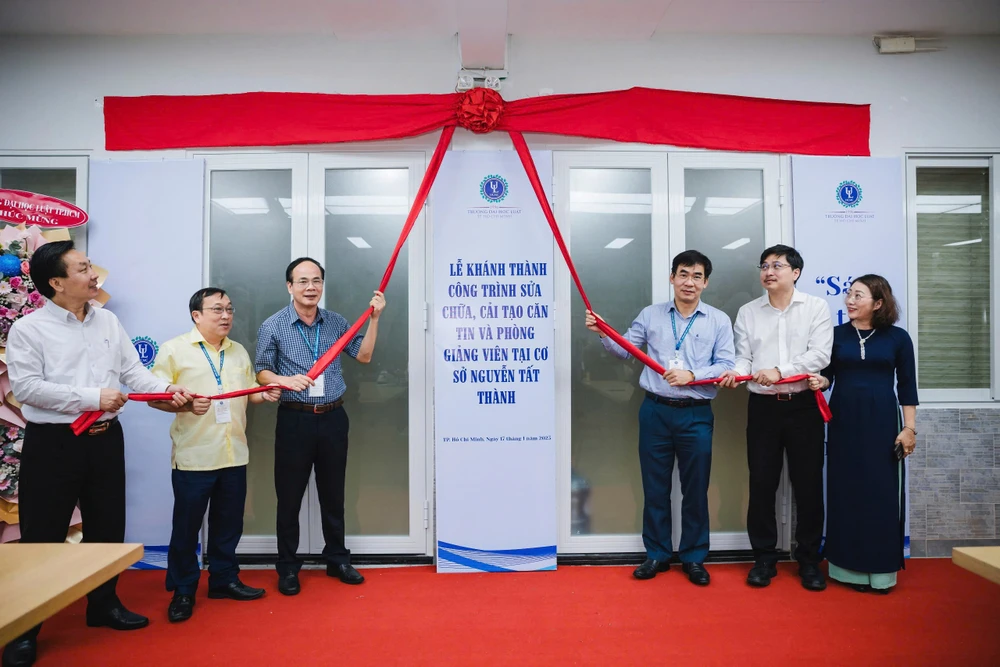 truong-dh-luat-tp-hcm-thuong-tet (3).jpg