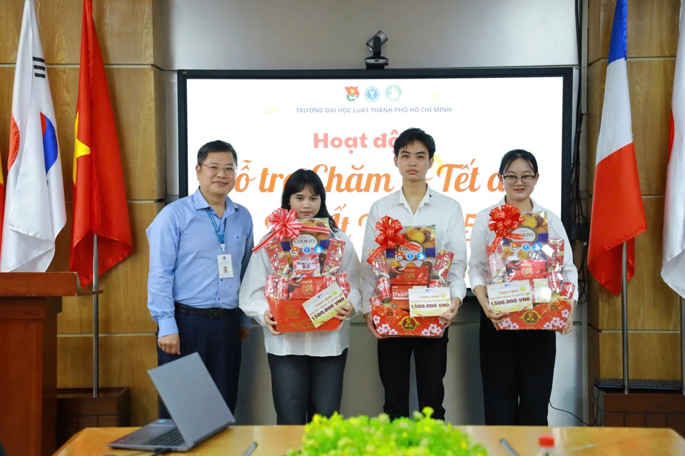 Trường ĐH Luật TP.HCM thưởng tết Nguyên đán