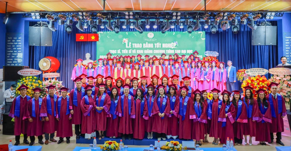 truong-dh-luat-tp-hcm-tot-nghiep (2).jpg