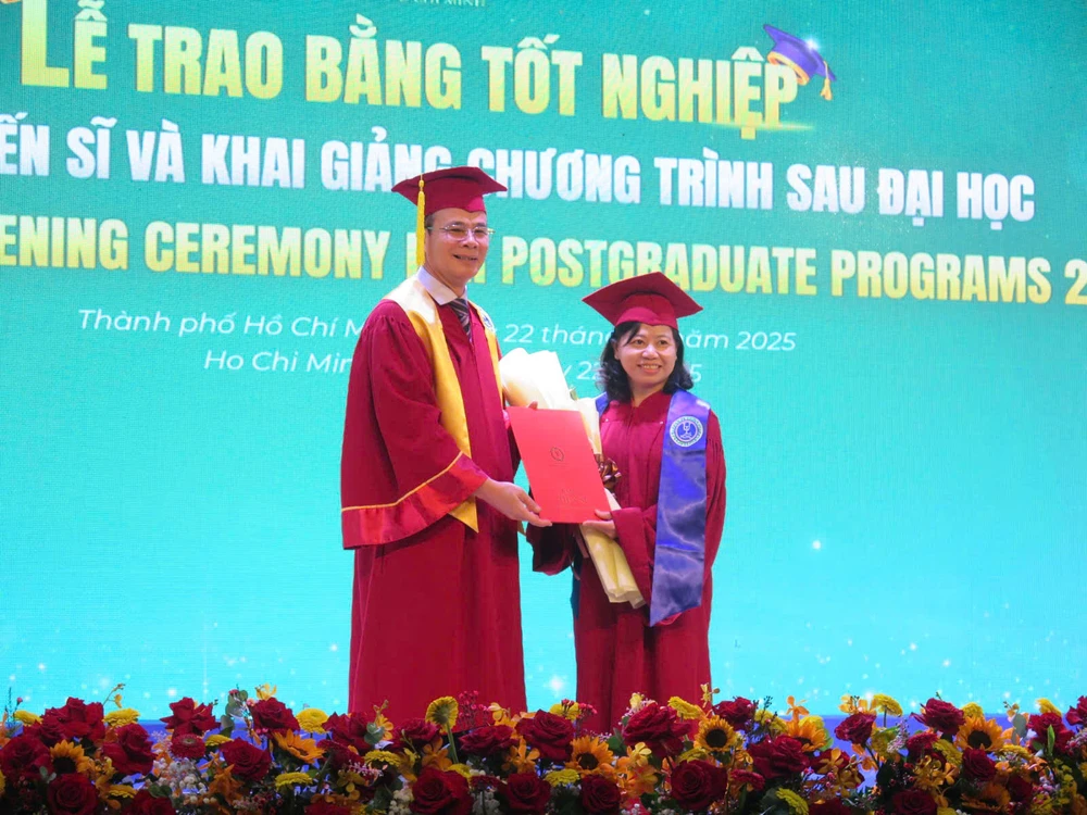 truong-dh-luat-tp-hcm-tot-nghiep (3).jpg