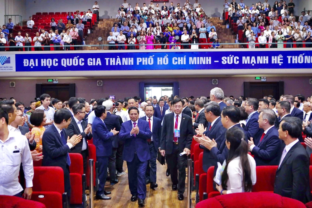 dh-quoc-gia-tp-hcm-30-nam (2).jpg