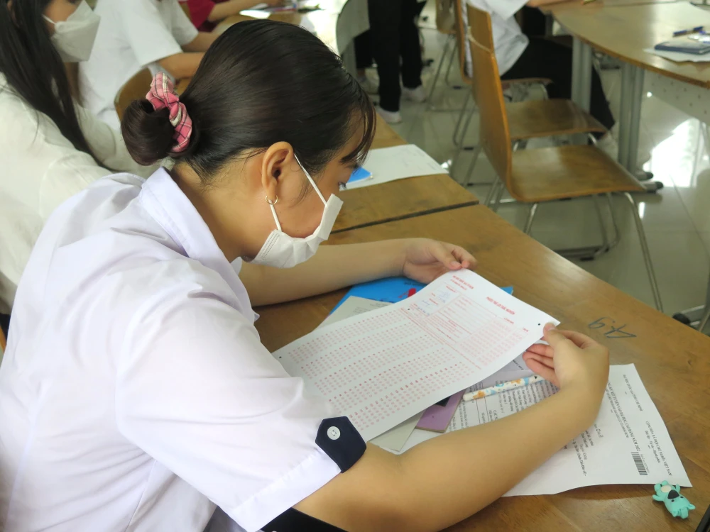 Làm bài thi đánh giá năng lực 2025