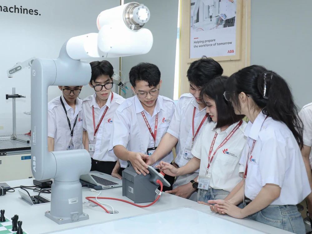 Đào tạo nguồn nhân lực trình độ quốc tế