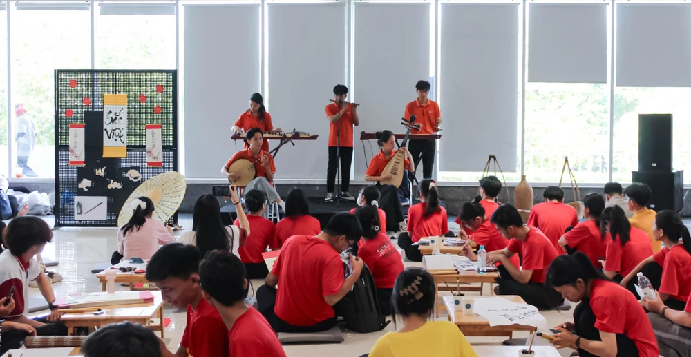 sinh-vien-tp-hcm-hop-ca (1).jpg