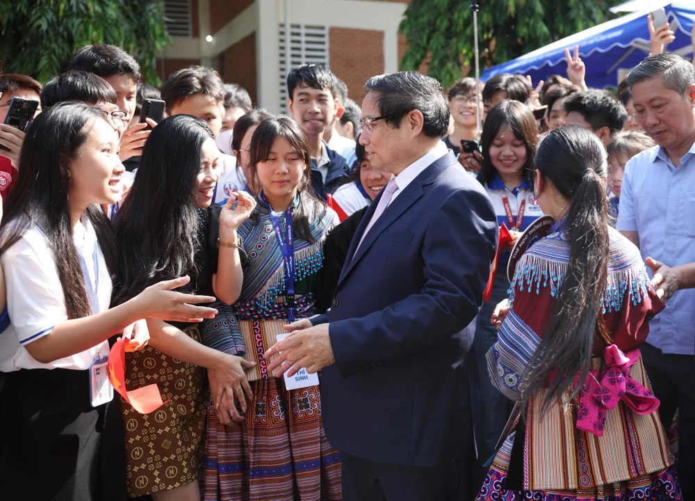 thu-tuong-pham-minh-chinh-khoi-nghiep (4).jpg