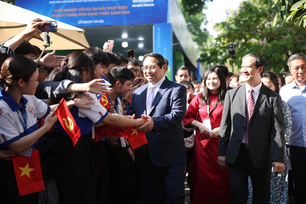 thu-tuong-pham-minh-chinh-khoi-nghiep (8).jpg