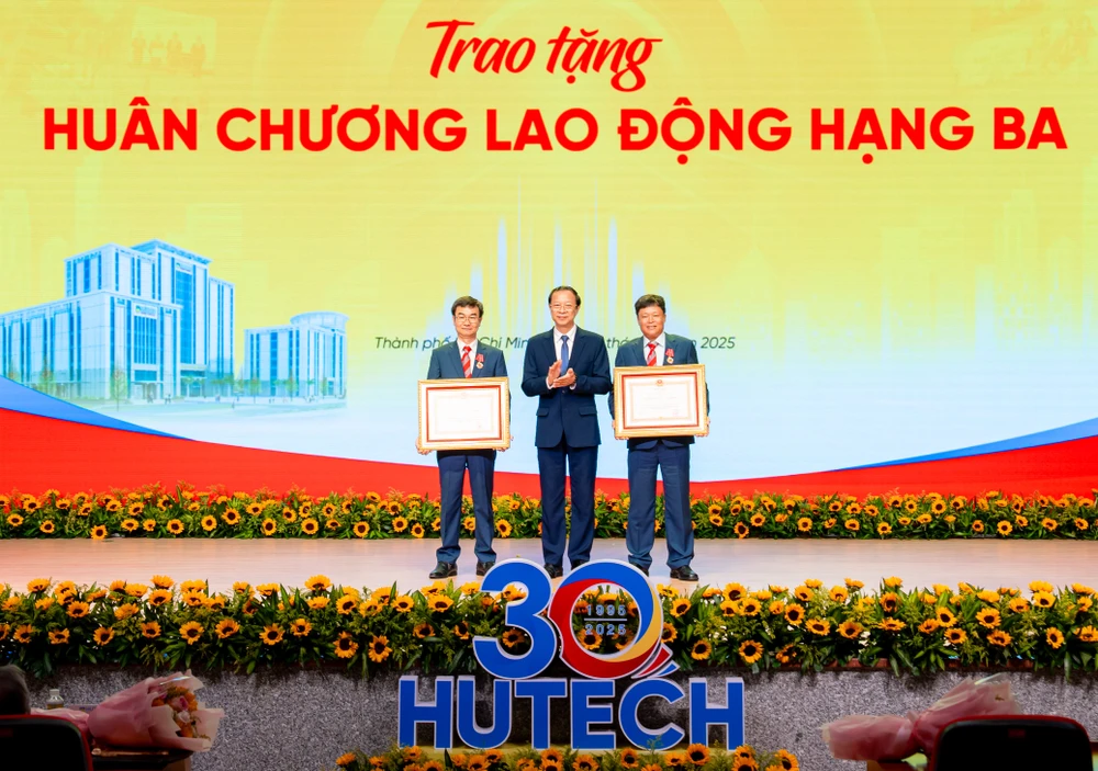 truong-dh-cong-nghe-tp-hcm-30-nam (1).JPG