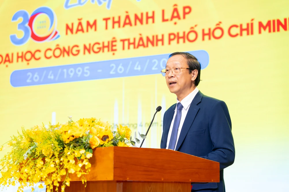 truong-dh-cong-nghe-tp-hcm-30-nam (5).jpg