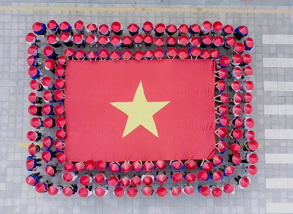 Lễ chào cờ đặc biệt thống nhất đất nước