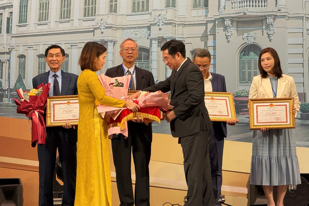 GS LUONG VAN HY 2.jpg