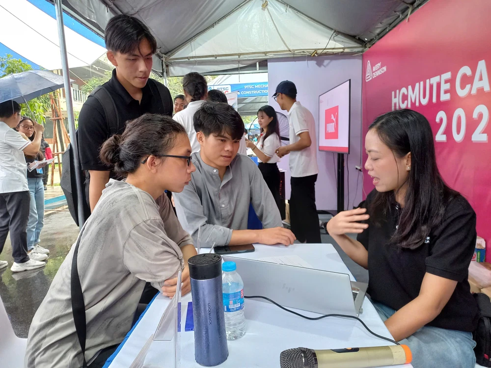 ung-tuyen-viec-lam-sinh-vien (1).jpg