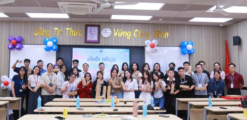 truong-dh-luat-tp-hcm-qua-sinh-nhat (2).jpg