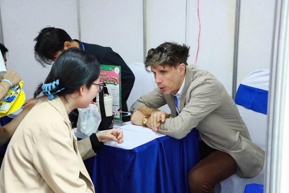 sinh-vien-truong-dh-luat-tp-hcm (2).jpg