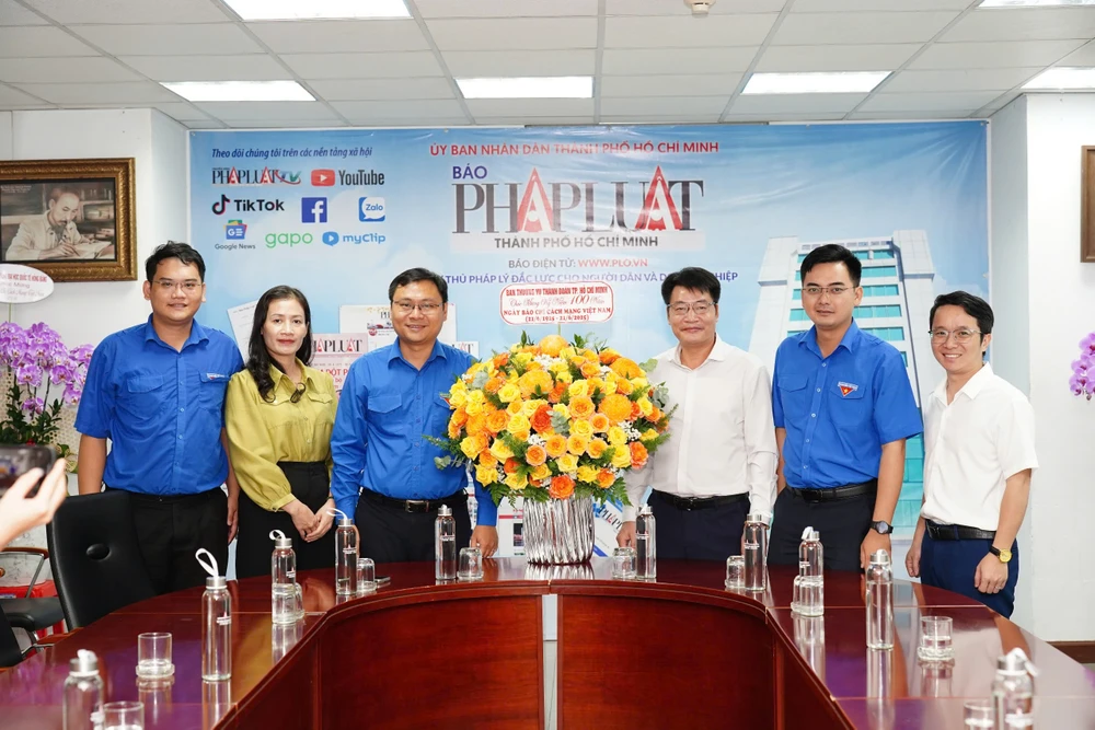 bao-phap-luat-tp-hcm-bao-chi (4).jpg