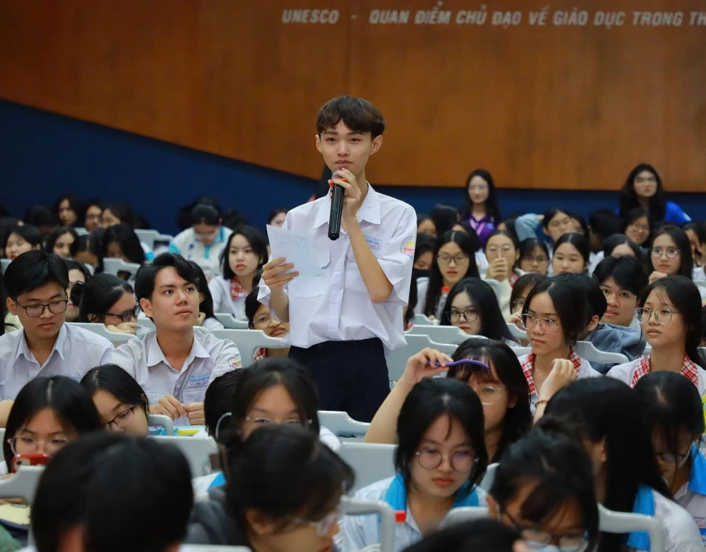 Mức học phí và điểm sàn ngành luật 2025