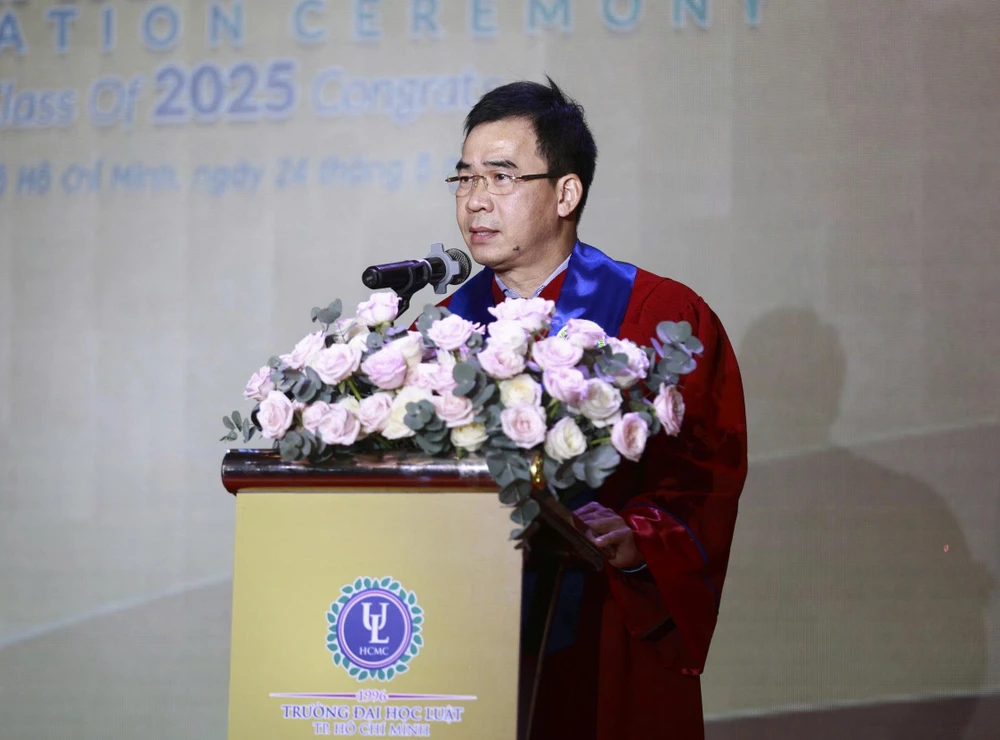 truong-dh-luat-tp-hcm-tot-nghiep (2).jpg