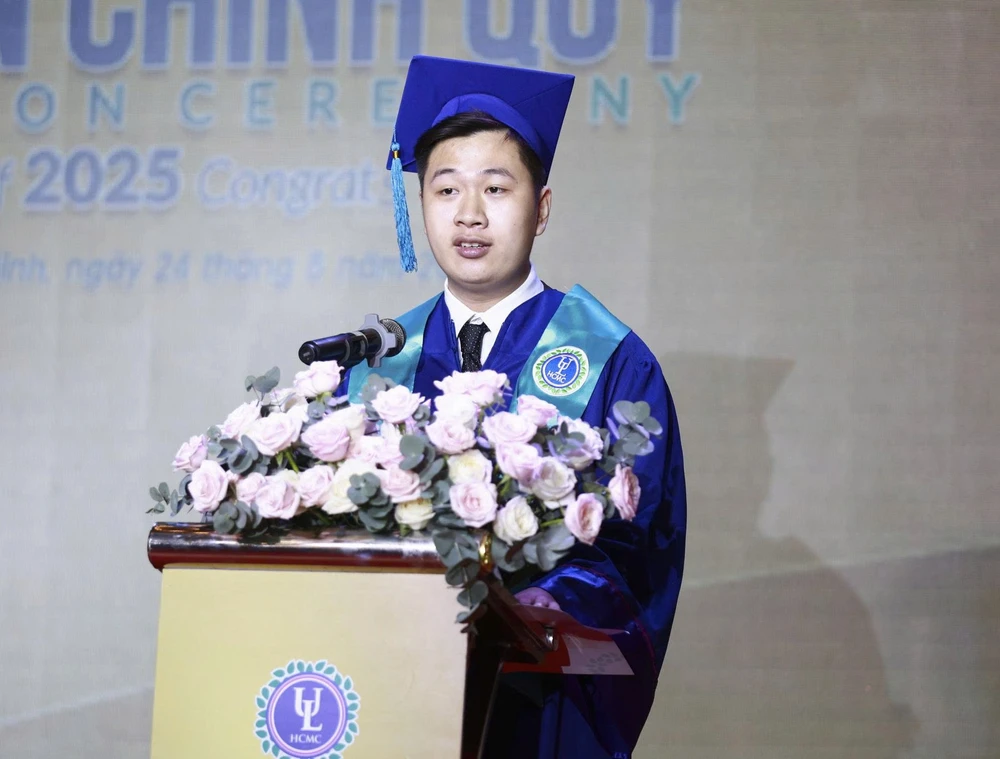 truong-dh-luat-tp-hcm-tot-nghiep (4).jpg