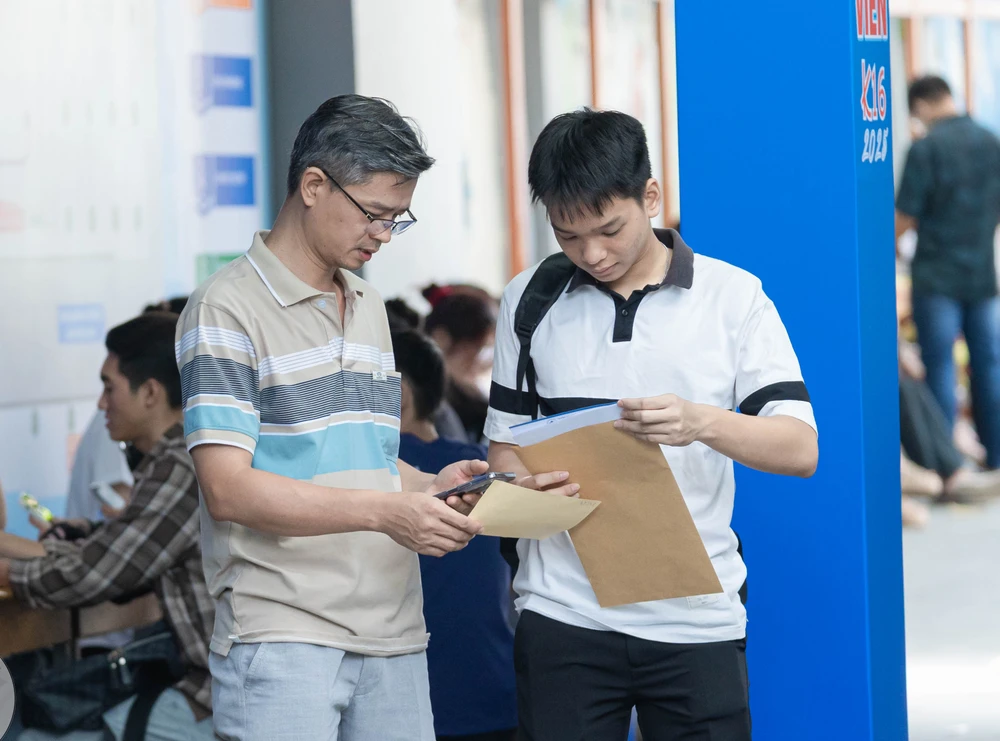 cong-thuong-nhap-hoc (3).jpg