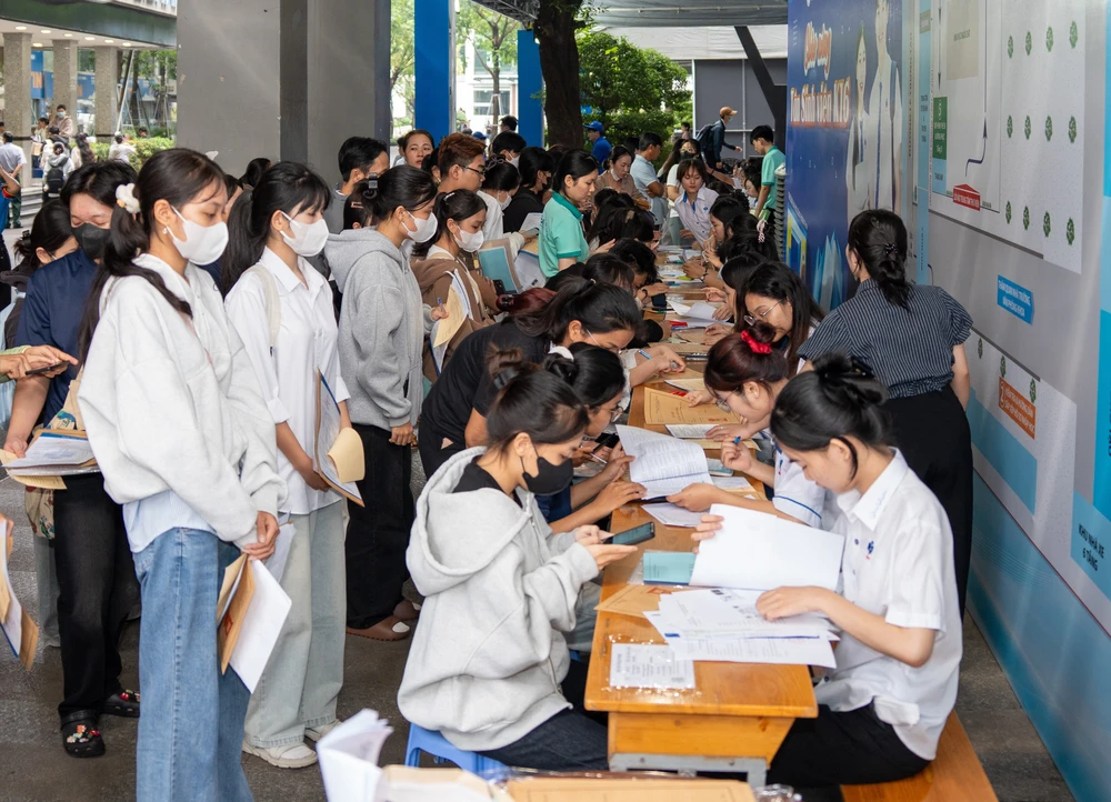 Tân sinh viên làm thủ tục nhập học 2025