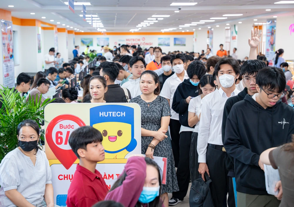 hutech-thu-tuc-nhap-hoc (4).jpg