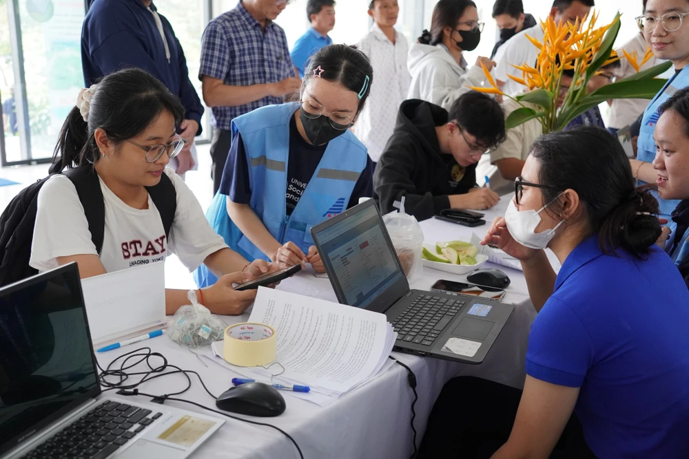 Tân sinh viên nhập học ký túc xá