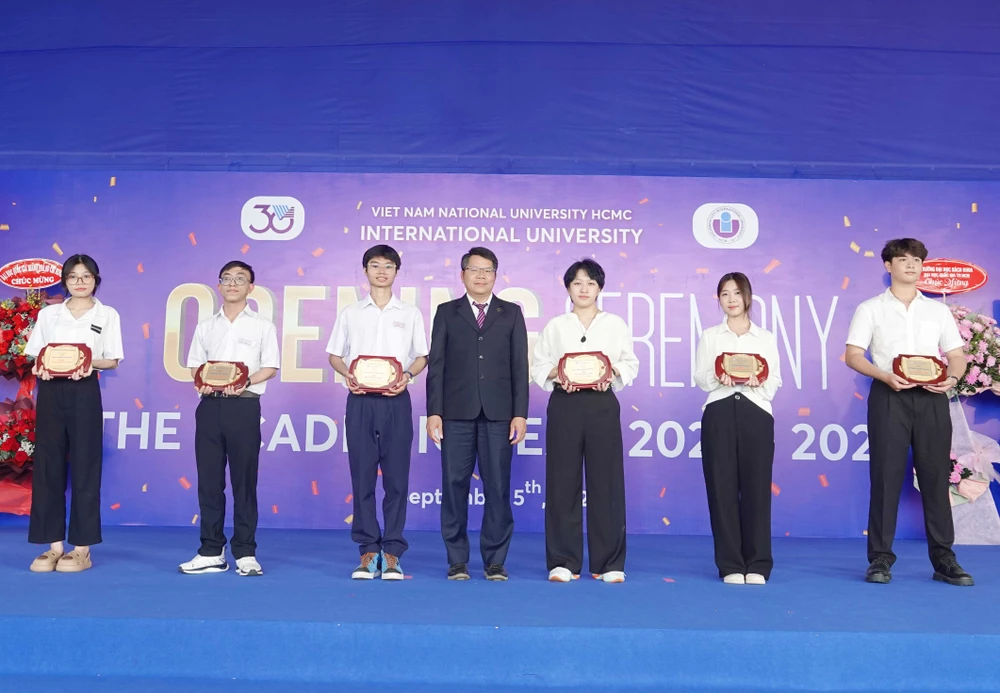 truong-dh-quoc-te-khai-giang (3).jpg