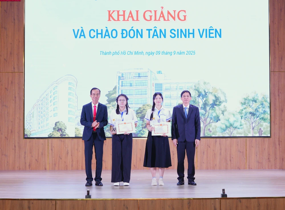 tan-sinh-vien-truong-dh-kinh-te-luat (1).JPG