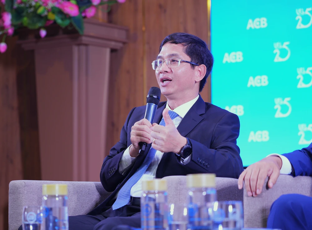 PGS Hoàng Công Gia Khánh chia sẻ với Tân sinh viên Trường ĐH Kinh tế - Luật