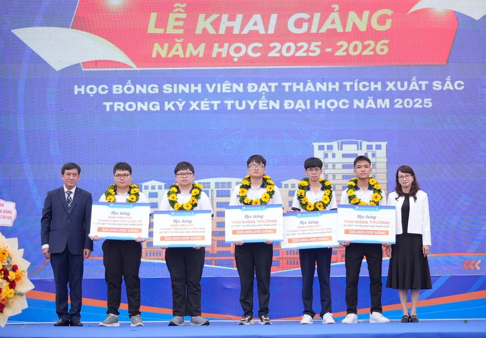 Nhận học bổng Thái Mạc Tường Vi