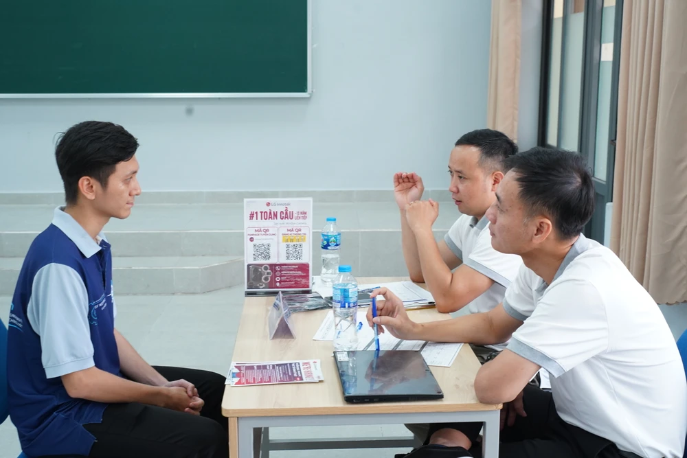 tuyen-dung-sinh-vien-truong-dh-bach-khoa-tp-hcm (3).JPG