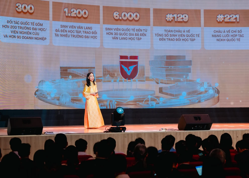 truong-dh-van-lang-30-nam (2).jpg