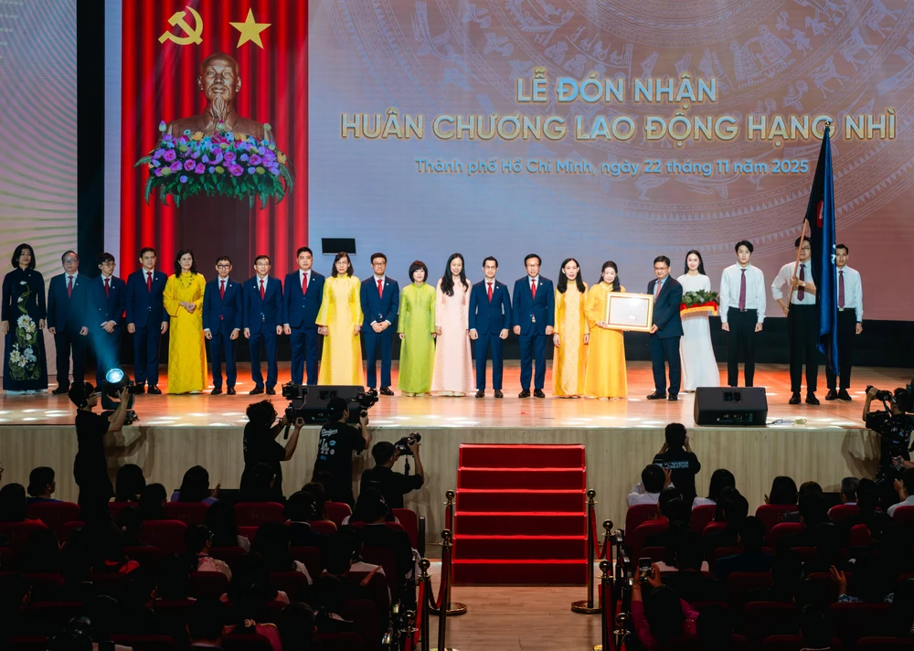 truong-dh-van-lang-30-nam (3).jpg