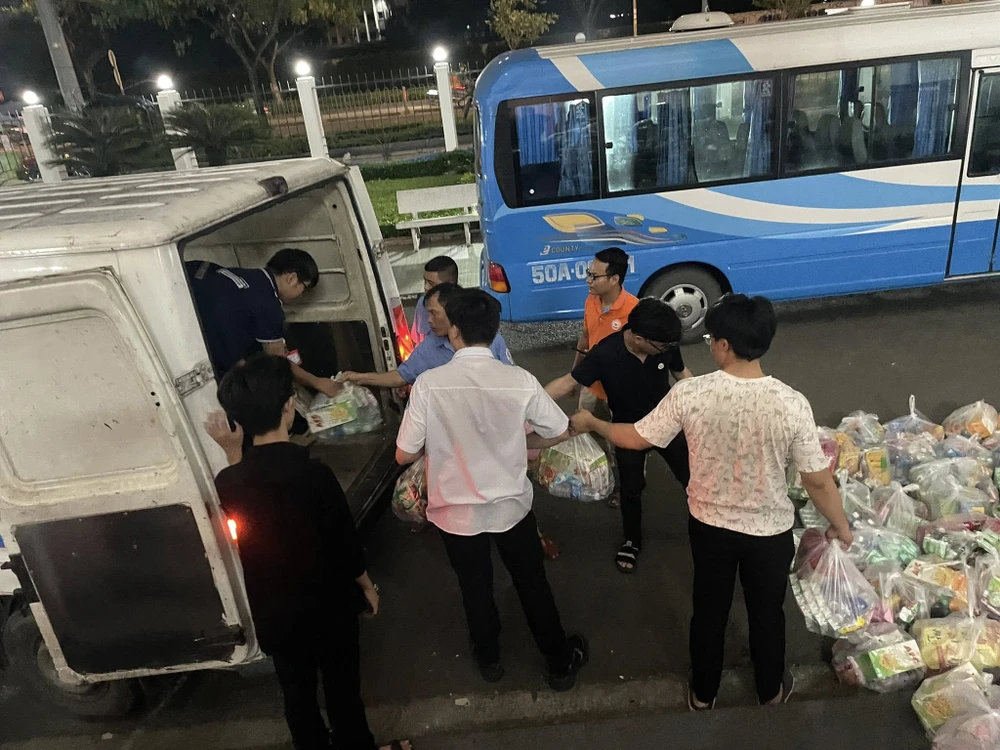 sinh-vien-cuu-tro-dong-bao-vung-lu (1).jpg