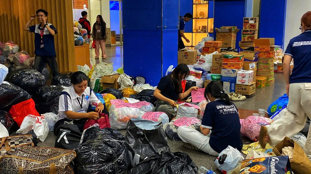 sinh-vien-cuu-tro-dong-bao-vung-lu (2).jpg